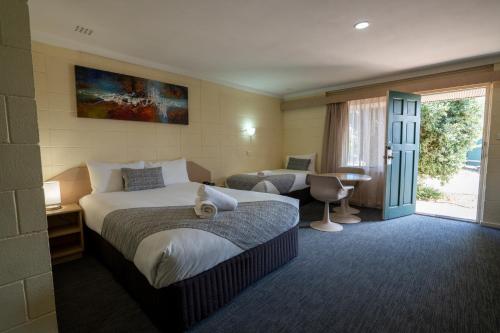 卡尔古利Hospitality Kalgoorlie, SureStay Collection by Best Western的酒店客房设有两张床和窗户。