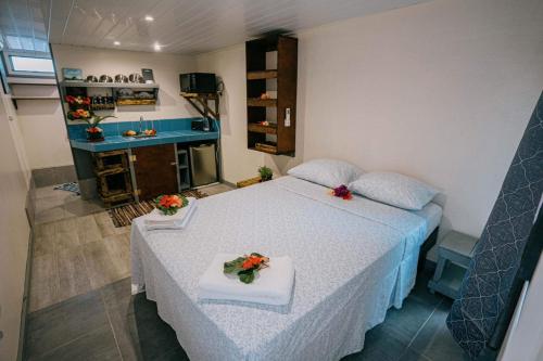波拉波拉Mianahere Studio Bora Bora的一间卧室,床上放着鲜花