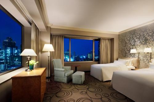 大阪大阪威斯汀酒店的酒店客房设有两张床和窗户。