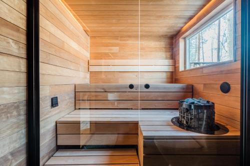 罗瓦涅米Ternu Minivilla的一间带木墙和窗户的桑拿浴室