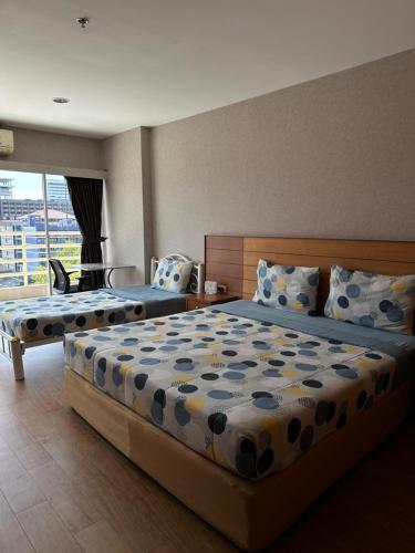 芭堤雅市中心View Talay6 by Blue Ocean Suite的一间卧室设有两张床和一个壁炉