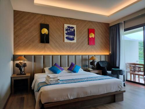 象岛Chang Buri Resort & Spa的一间卧室,卧室内配有一张大床