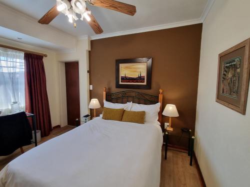贝尔维尔老橡树旅馆的卧室配有一张白色大床