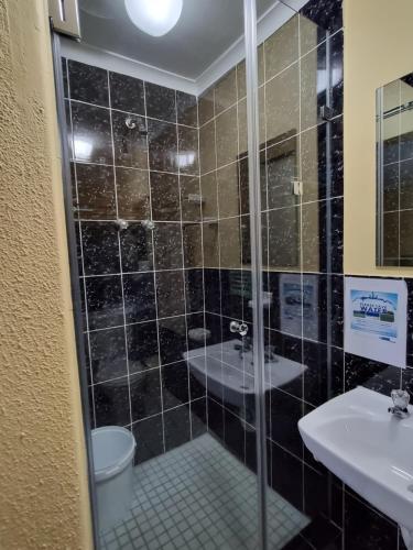 贝尔维尔老橡树旅馆的带淋浴、卫生间和盥洗盆的浴室