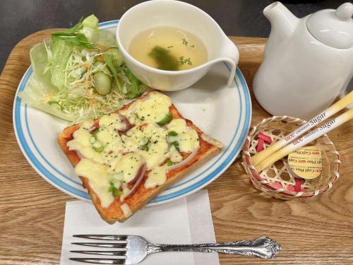 Minatomachiホテルアシュエル的一块带三明治和一碗汤的食物