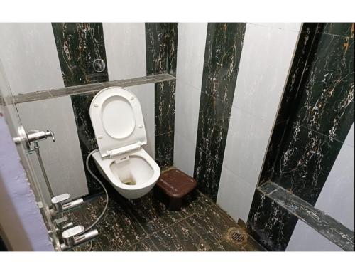 占西Hotel Khard Palace, Jhansi的一间位于摊位的带卫生间的肮脏浴室