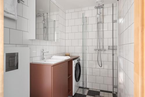 埃斯波Noli Otaniemi的一间带水槽和淋浴的浴室