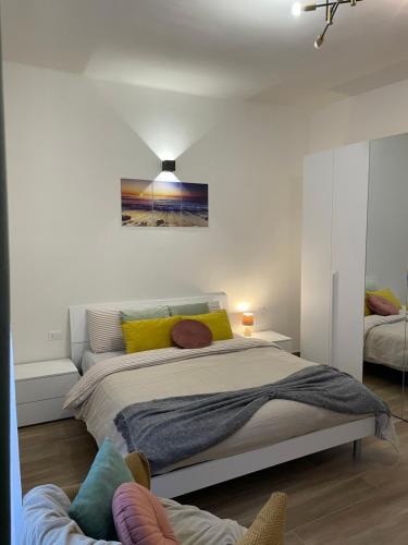 亚历山德里亚Residence savonarola的一间卧室配有一张带黄色枕头的大床