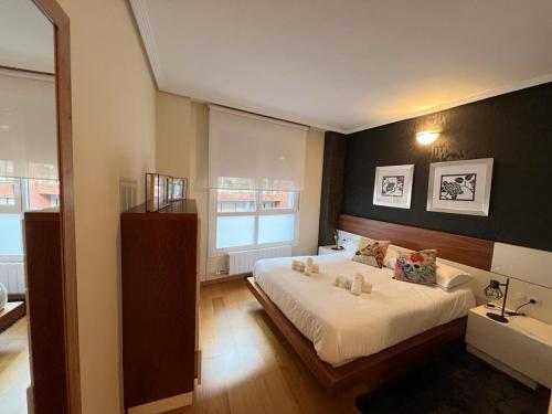 贝梅奥Elcano Bermeo II的一间卧室设有一张大床和一个窗户。
