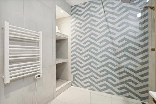 马赛Le confort d'un T3 climatisé en plein coeur de Marseille的一间带有淋浴和天蓬墙的浴室