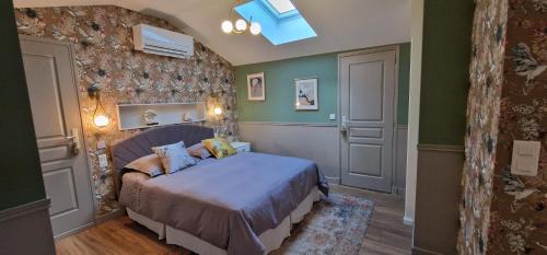 PomasLa Glycine Blanche的一间设有床铺的卧室,位于一个拥有绿色墙壁的房间