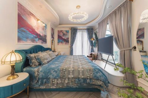 大叻Súp Lơ House (Broccoli's House)的一间卧室配有蓝色的床和电视