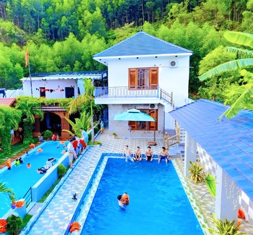 峰牙The Hill Villas的享有度假村游泳池的顶部景致