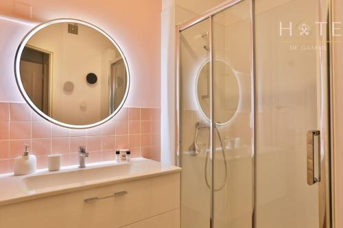 莱萨布勒-多洛讷Appartement central, vue mer époustouflante.的带淋浴、盥洗盆和镜子的浴室