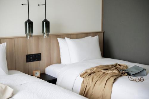 嬉野市Fairfield by Marriott Saga Ureshino Onsen的两张睡床彼此相邻,位于一个房间里
