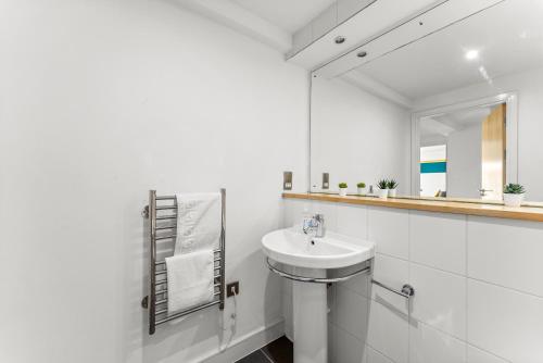 布里斯托Enchanting Bristol Abode -Sleeps 6 with Balcony!的白色的浴室设有水槽和镜子
