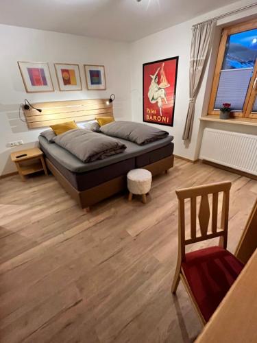 楚格Landhaus Alpenland的一间卧室配有一张大床和一把椅子