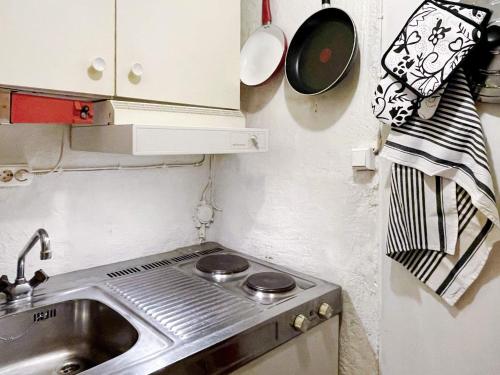 斯德哥尔摩Holiday home BROMMA II的厨房配有水槽和炉灶