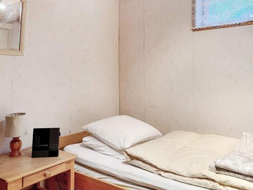 斯德哥尔摩Holiday home BROMMA II的小房间设有一张床和一张带笔记本电脑的书桌