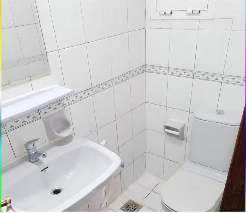 阿布扎比Corniche AD - Stunning Room的白色的浴室设有水槽和卫生间。