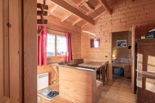 夏蒙尼-勃朗峰Chalet Chacaltaya的小木屋内的厨房和用餐室