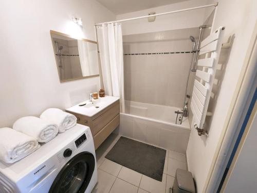 蒙彼利埃Bel Appartement avec Terrasse et Clim的白色的浴室内配有洗衣机。