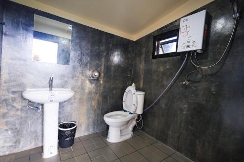 Ban Na Pa Paekสวนไร่รุ่งอรุณ的一间带卫生间和水槽的浴室