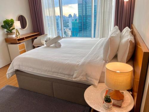 吉隆坡Vortex KLCC Apartment Kuala Lumpur的一间卧室设有一张大床和大窗户