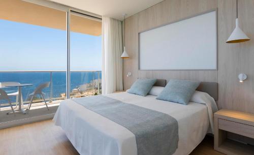 卡拉斯马略卡Hotel Palia Maria Eugenia的一间卧室设有一张大床和一个大窗户