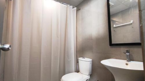 钦奈Krishna palace的浴室配有白色卫生间和盥洗盆。