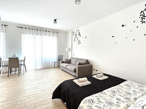 丽都迪奥斯蒂亚Maremè Guest House Ostia的白色卧室配有床和沙发
