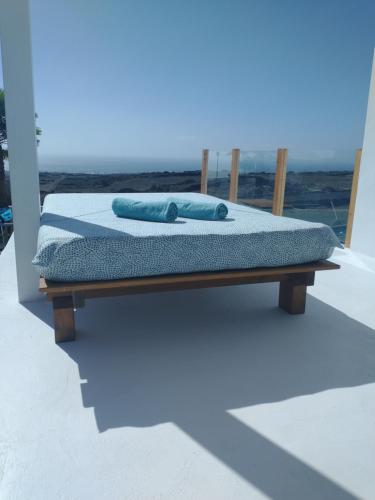 蒂亚斯CASA TIE' Lanzarote vista mar - piscina relax - adults only的椅子上摆着两个枕头