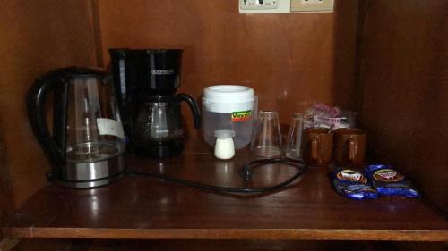 帕斯托ERY total confort Pasto apto的咖啡壶和其他物品的柜台