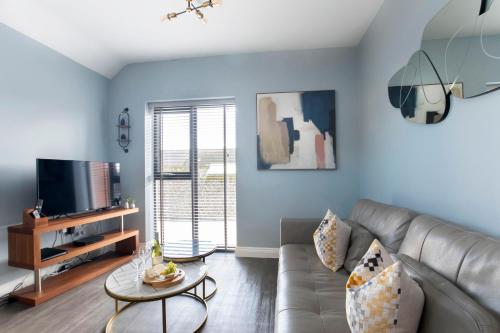格洛斯特Elliot Oliver - Luxurious Two Bedroom Apartment in The Docks的带沙发和电视的客厅