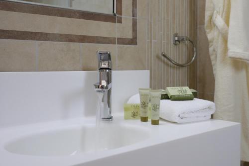阿尔库季岛阿尔米拉酒店 的浴室配有带毛巾的盥洗盆和水龙头