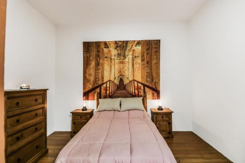 Santa Maria de Guia de Gran CanariaGuia Getaway Private Rooms的一间卧室配有床和2个梳妆台