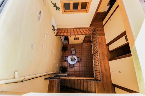 Santa Maria de Guia de Gran CanariaGuia Getaway Private Rooms的大楼内浴室的顶部景色