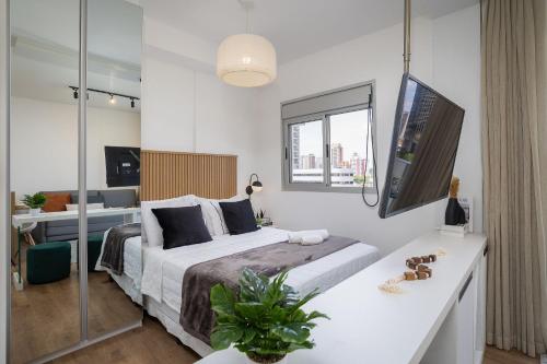 圣保罗Add Nova Berrini的一间卧室配有一张床和一台电视