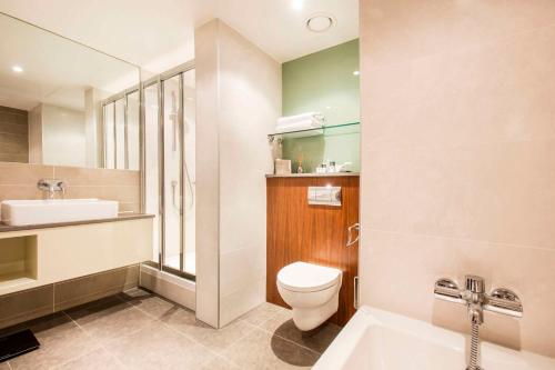 利兹希尔顿利兹双树酒店的一间带卫生间和水槽的浴室