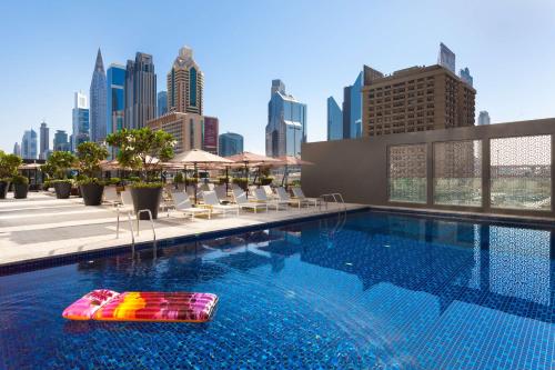 迪拜Rove City Walk的城市中心带木筏的游泳池