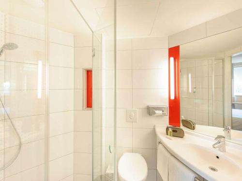 汉堡宜必思汉堡城市酒店的带淋浴、卫生间和盥洗盆的浴室