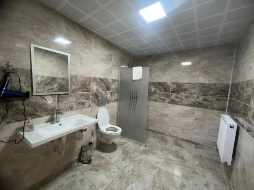 迪亚巴克尔库普鲁酒店的一间带水槽和卫生间的浴室