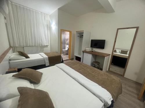 迪亚巴克尔库普鲁酒店的酒店客房,设有两张床和镜子