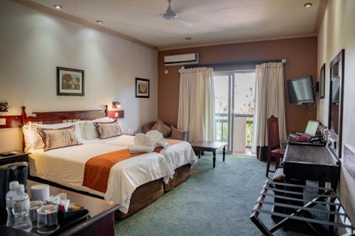 弗朗西斯敦狄格斯山林小屋的酒店客房设有一张床和一个阳台。