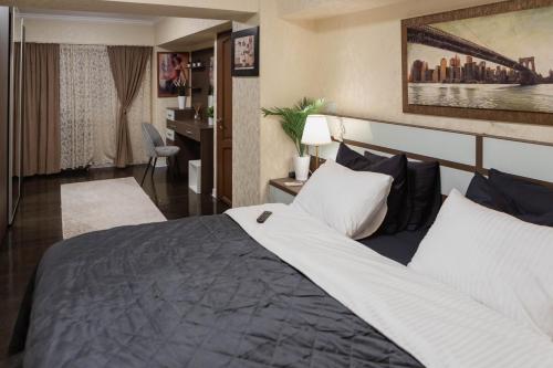GiurgiuExclusive Apartment的配有一张床和一张书桌的酒店客房