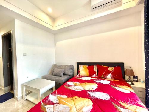 西哈努克Prince Golden Bay Sihanoukville的一间卧室配有一张床和一把椅子