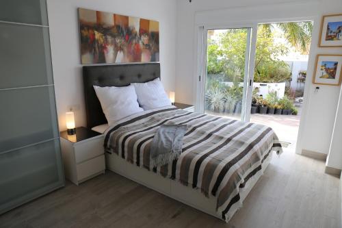 拉奥罗塔瓦Jungle Paradise的一间卧室设有一张床和一个大窗户