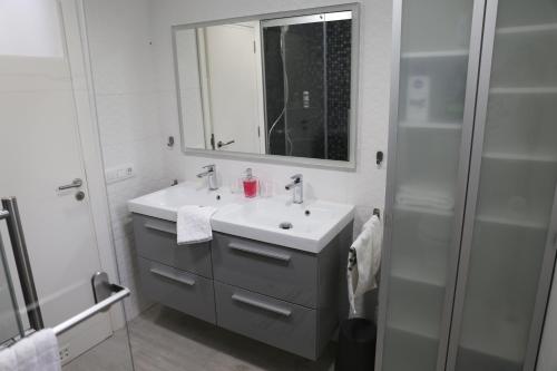 拉奥罗塔瓦Jungle Paradise的一间带水槽、镜子和淋浴的浴室