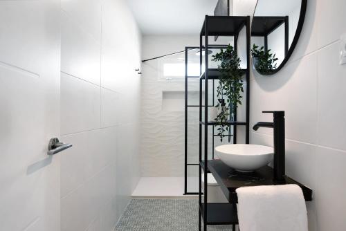 巴尔巴特Ula Home的白色的浴室设有水槽和镜子
