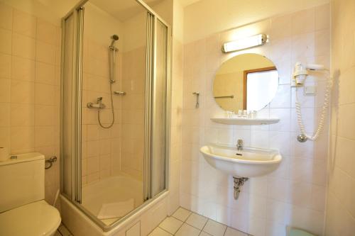 赛巴特班森Hotel Meereseck的带淋浴卫生间和盥洗盆的浴室